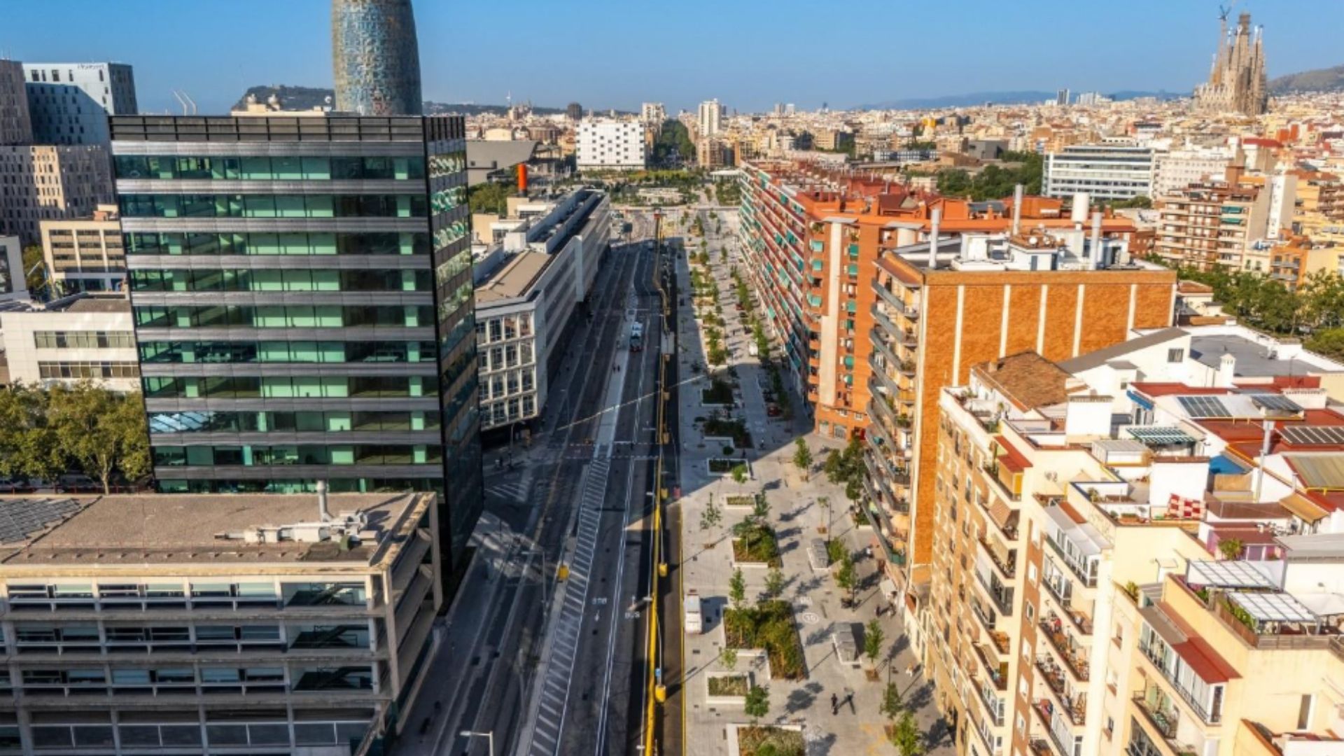Obres d’urbanització al costat mar de la Gran Via per millorar el traçat del TRAM | espai públic, obres, Trambesòs, tramvia