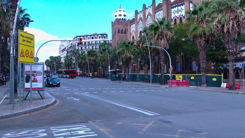 Comencen les obres pel trasllat de les parades d'autocars turístics del carrer de la Marina | aparcaments, autobús, autocar, Barris