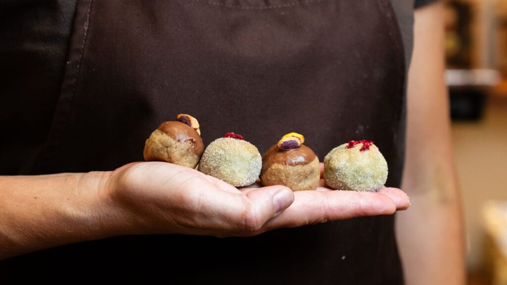 Els panellets més originals: el festuc s'imposa com a nou sabor sense superar els clàssics | pastisseries, tardor, tradicions