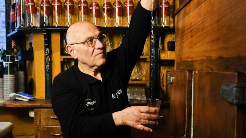 El bar La Plata convida a peix fregit pels 80 anys: "El Pepito i la Quimeta estarien orgullosos" | aniversari, bars, cuina, peix