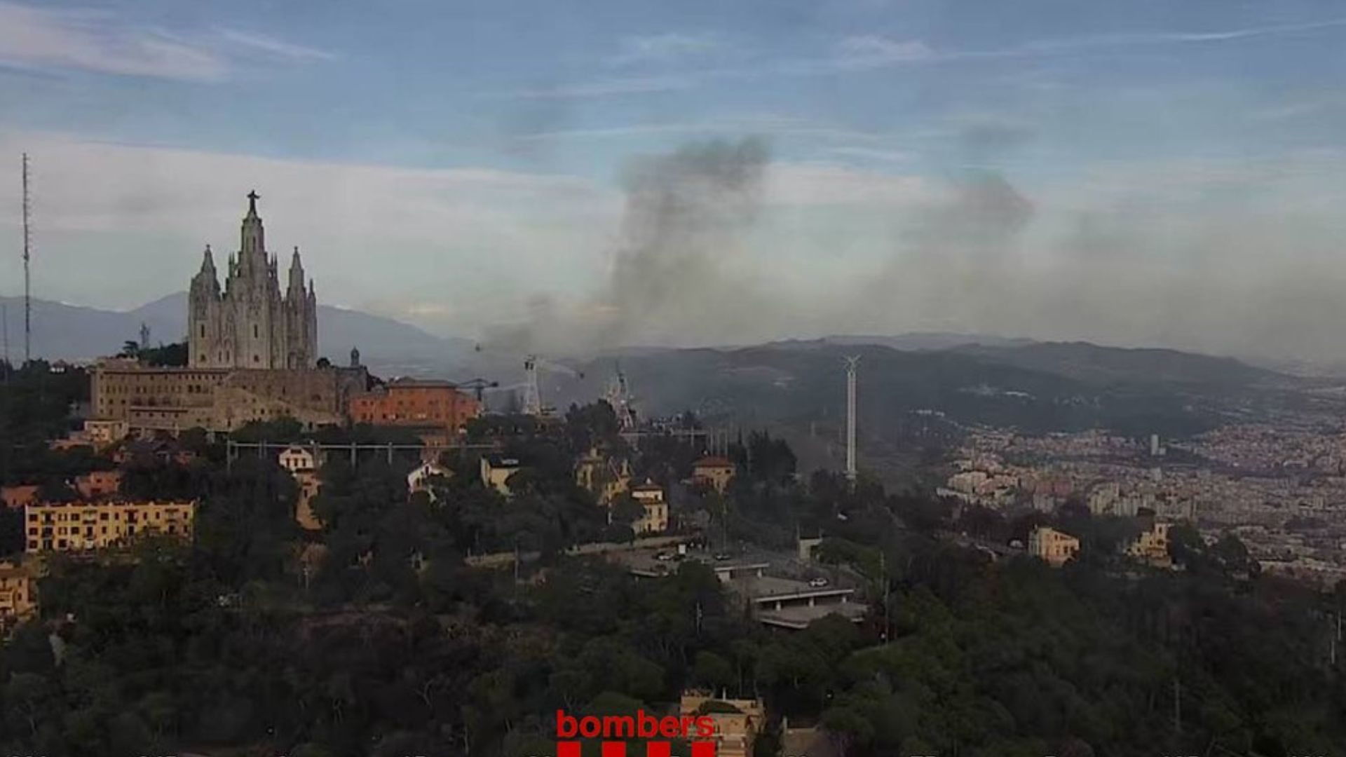 El fum d'un incendi forestal a Montcada, ben visible des de Barcelona | Bombers de la Generalitat, Incendis, incendis forestals