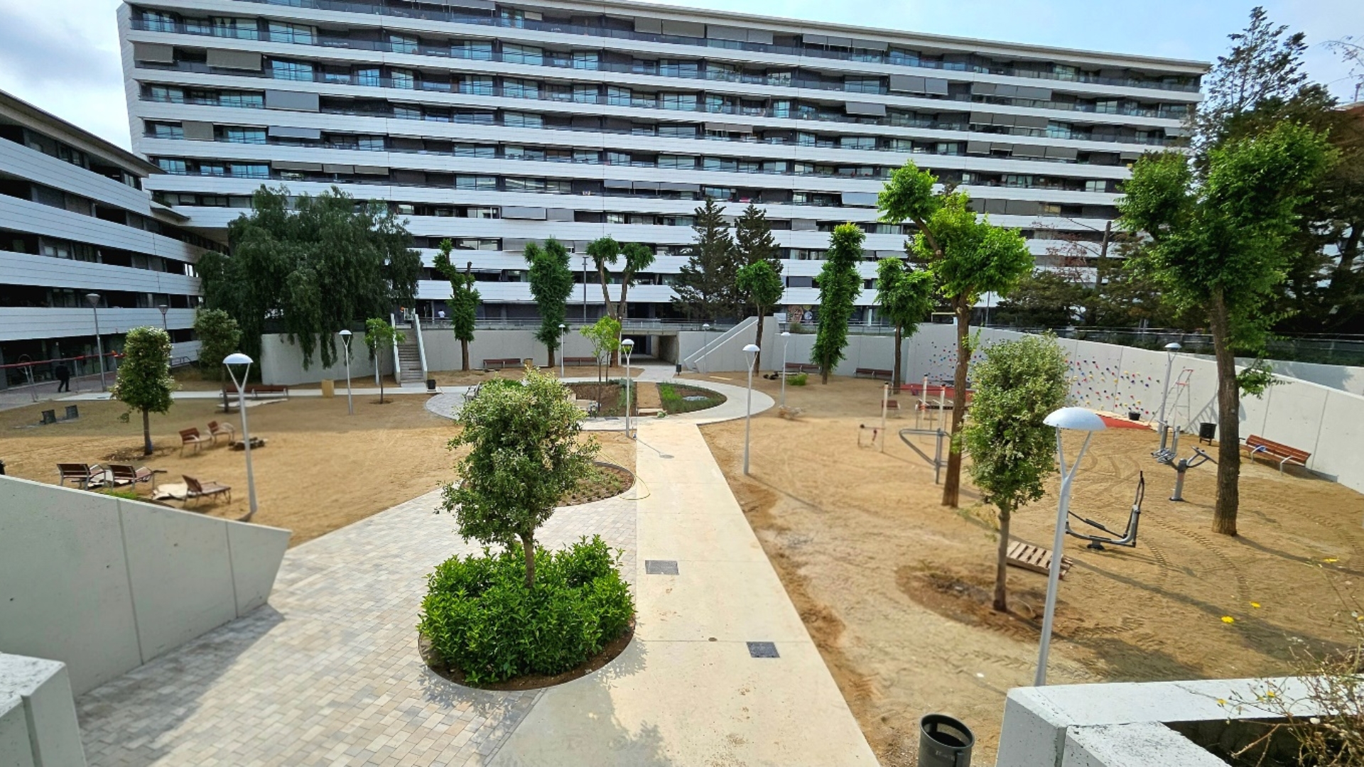 La plaça de Joan Cornudella es renova amb més verd, mobiliari nou i espai de jocs | espai públic, obres, parcs, parcs i jardins, remodelació