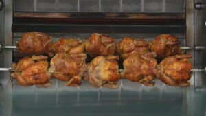 Kikiriki, la família que va fer del pollastre a l’ast i les cues una tradició dels diumenges