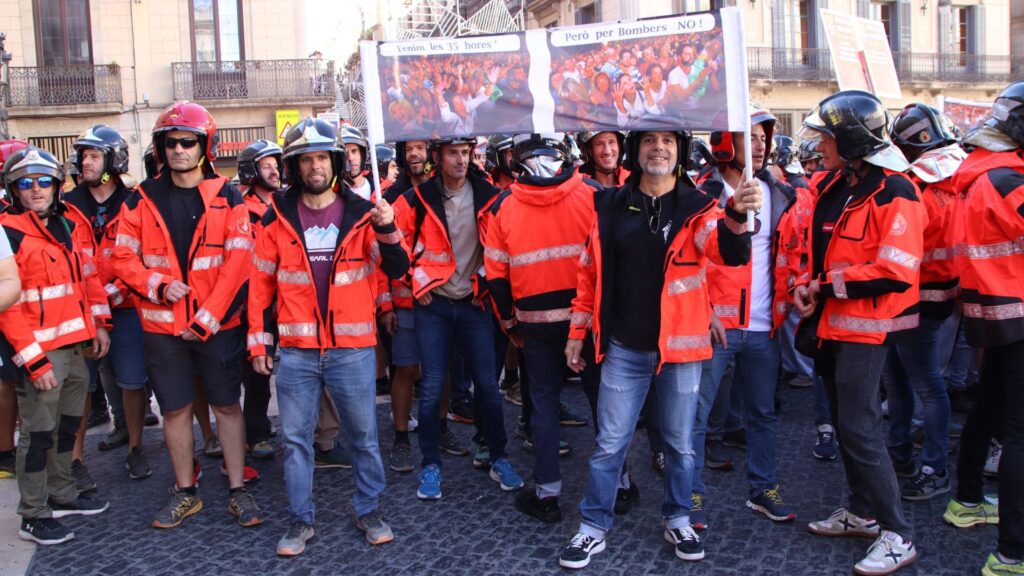 Crits i escuma a la protesta de treballadors de l'Ajuntament de Barcelona per "un conveni digne" | Bombers de Barcelona, Guàrdia Urbana, sindicats, vaga
