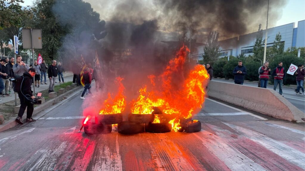 Milers de treballadors del metall tornen a manifestar-se per exigir la negociació d'un nou conveni | Foment del Treball, manifestacions a Barcelona, sindicat, treballadors, vaga
