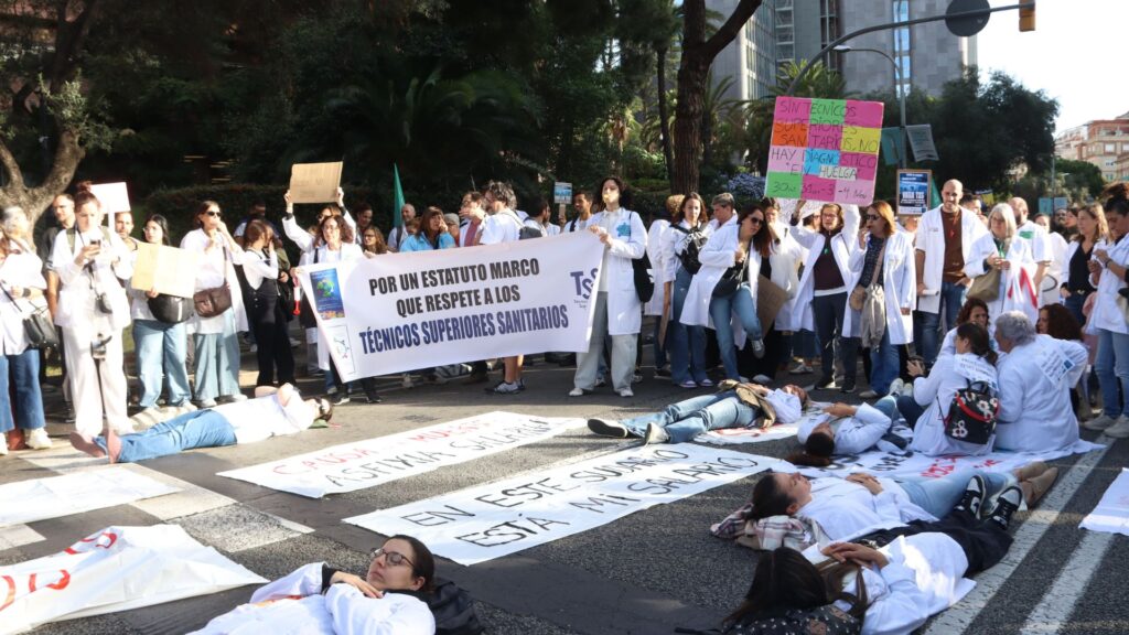 300 tècnics sanitaris es manifesten a Barcelona en la segona jornada de vaga estatal | Govern d'Espanya, Institut Català de la Salut, manifestacions a Barcelona, salut pública, sindicats