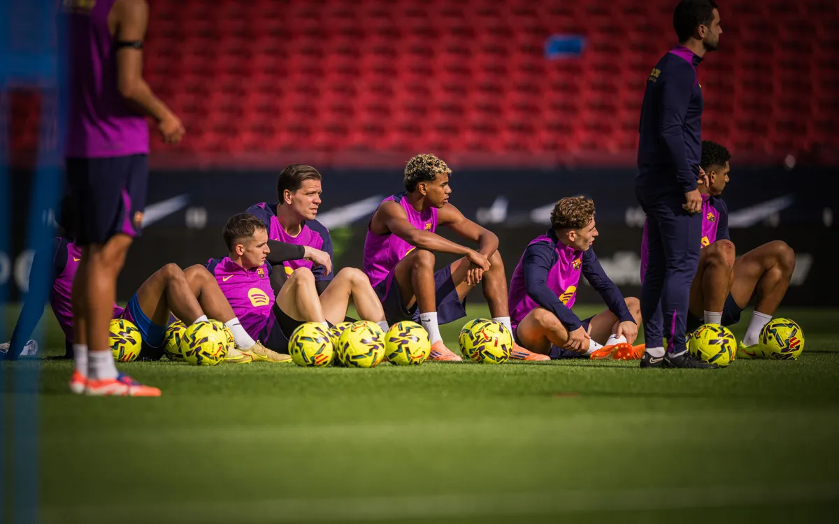 Jugadors del Barça a l'entrenament del Camp Nou.