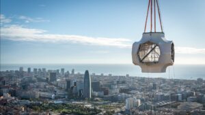La Sagrada Família col·loca la peça central de la creu de la torre de Jesucrist