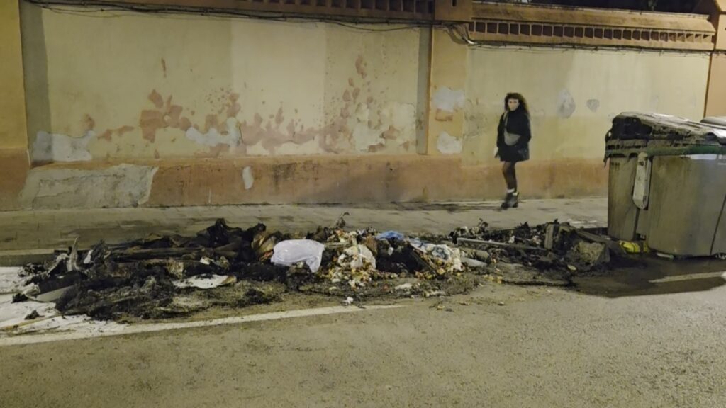 Preocupació veïnal per l'onada d'incendis de contenidors a diversos barris de Barcelona | Barris, Bombers de Barcelona, contenidors, Incendis