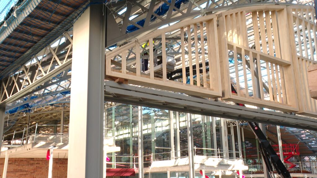 La façana de fusta del Mercat de l'Abaceria comença a prendre forma | Ajuntament de Barcelona, Institut Municipal de Mercats, mercat, obres