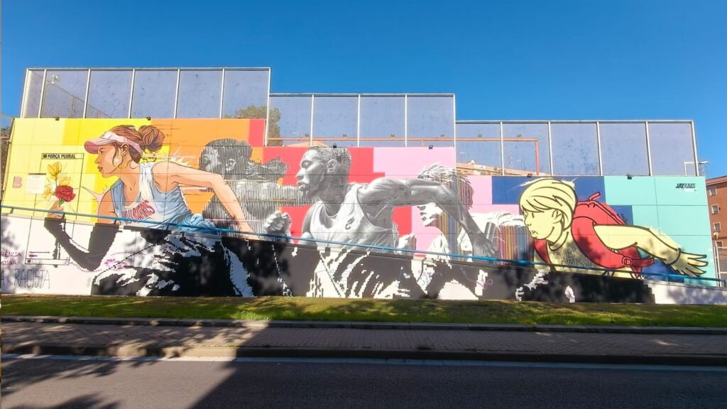 Torre Baró estrena escultura en record de Carme Vila, l'activista cultural del 47 | grafits, pintura