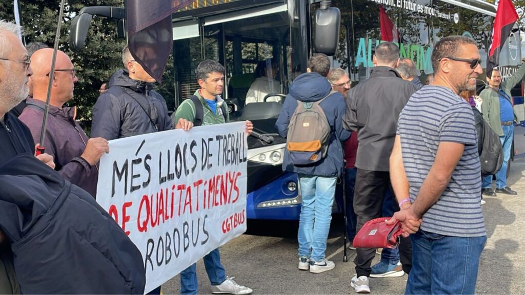 Treballadors de TMB protesten contra el bus autònom: "No serveix per a una ciutat com Barcelona" | autobús, CGT, protestes, sindicat, TMB