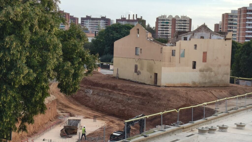 Imatge insòlita de la masia de Can Carreres: amb l'esquelet, durant la rehabilitació | equipaments, masies