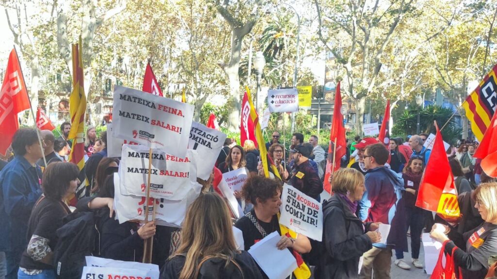 Milers de docents en una manifestació per demanar millores salarials i denunciar sobrecàrrega | Consorci d'Educació de Barcelona, Departament d'Educació, escoles, instituts, professorat, sindicats
