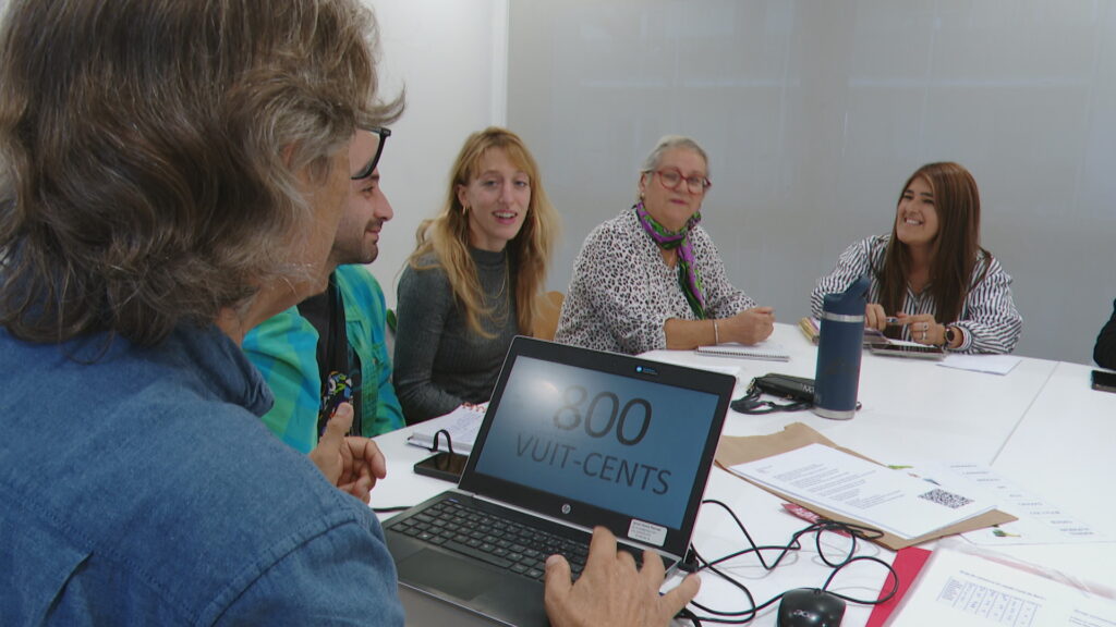 El projecte Vincles s'estén per Nou Barris com a espai on parlar català sense vergonya | Barris, català, llengua, Òmnium Cultural