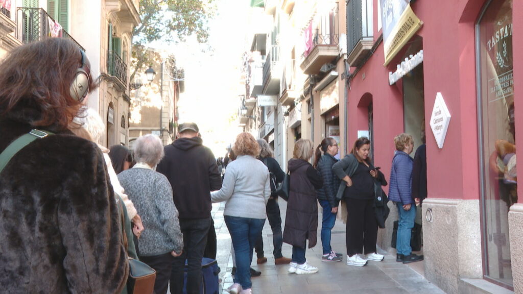 Obre amb cues el Forn de Cabrianes, relleu del Forn de Sarrià: "Venim a fer barri" | botiga, Establiment emblemàtic, pastisseries