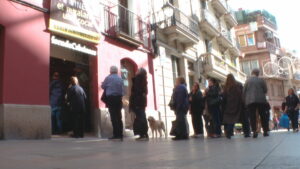 Obre amb cues el Forn de Cabrianes, relleu del Forn de Sarrià: “Venim a fer barri”