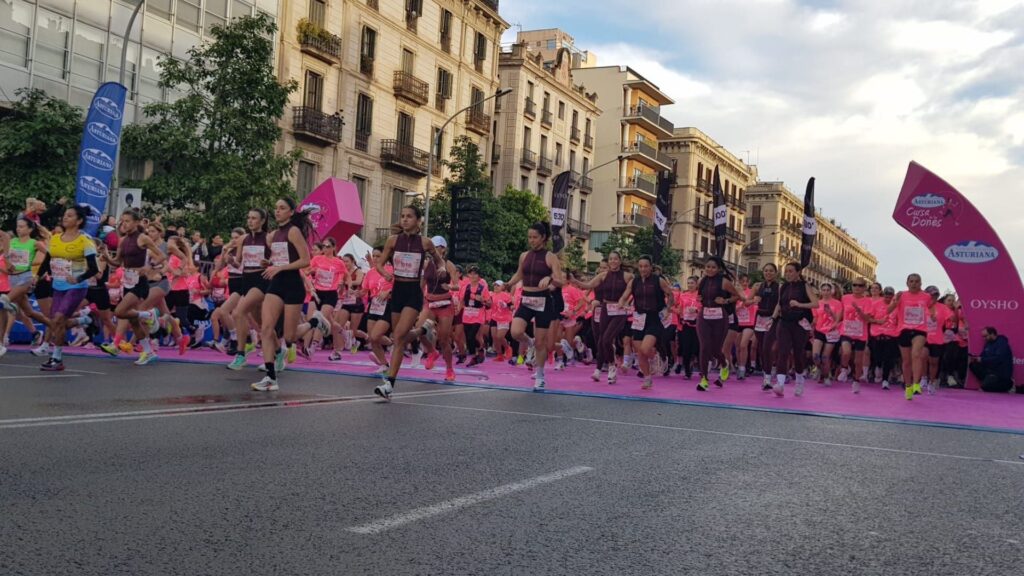 36.000 dones tenyeixen de rosa els carrers en la Cursa de la Dona 2025 amb un traçat nou de 8 km | càncer, càncer de mama, curses populars, dones