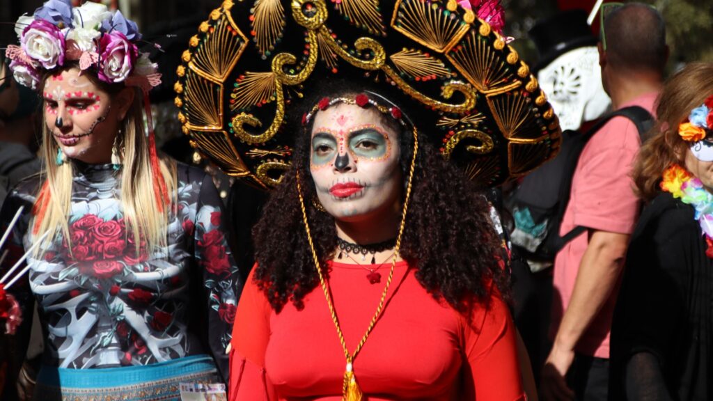 La música mexicana i les "Catrinas" prenen la Rambla | cultura popular, la Rambla, mort, Tots Sants, tradicions