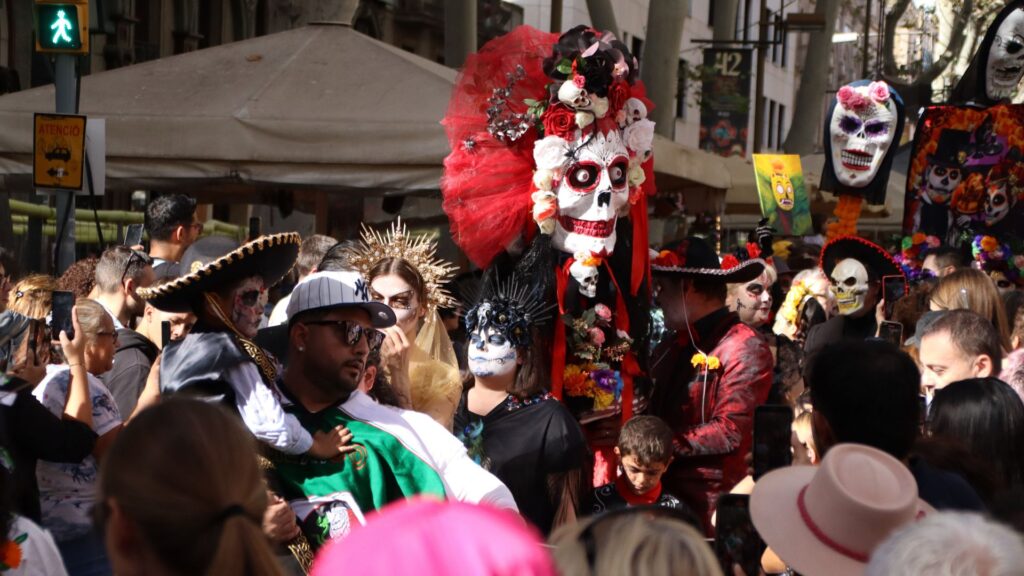 La música mexicana i les "Catrinas" prenen la Rambla | cultura popular, la Rambla, mort, Tots Sants, tradicions