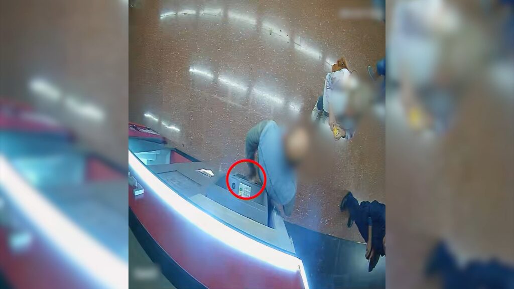 Detingut un home per estafar sis persones mentre les ajudava a comprar bitllets del metro | detencions, metro, robatoris