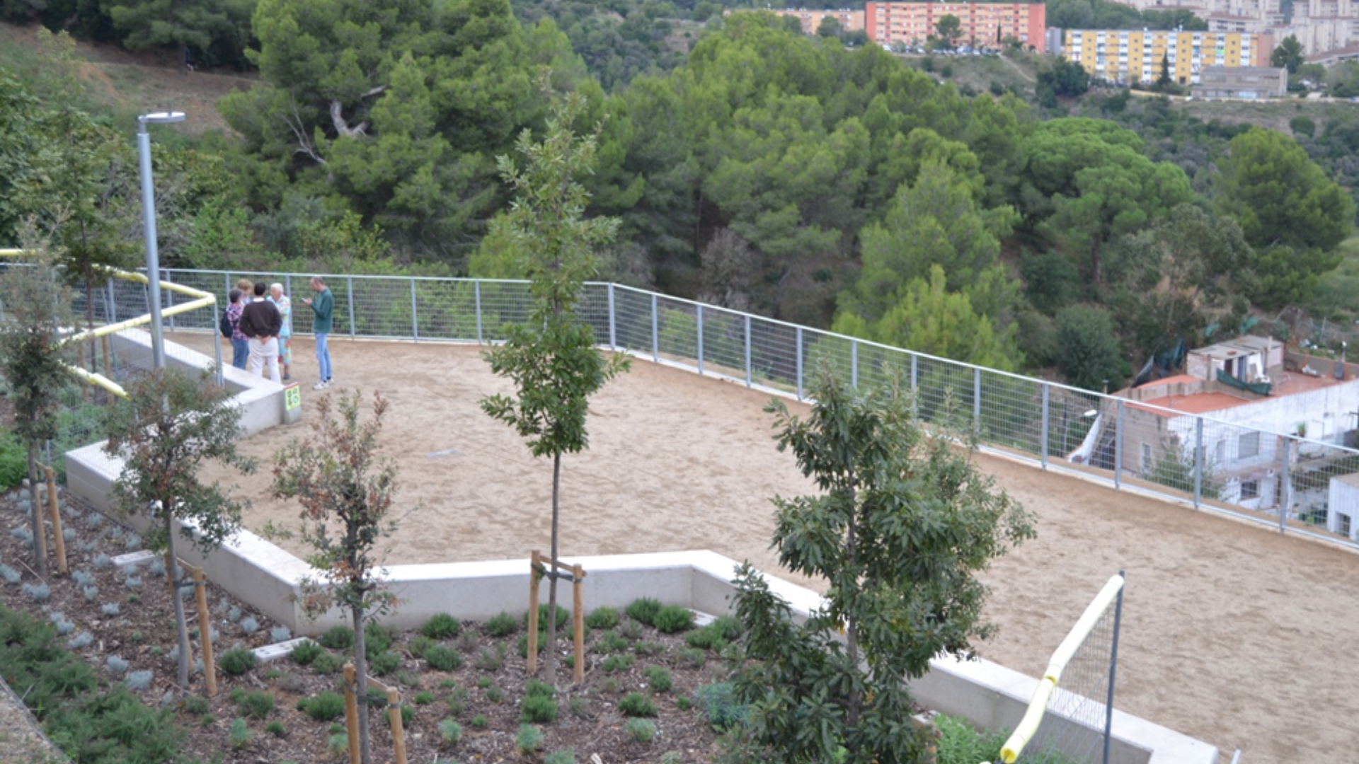 S'estrena un espai al barri de Torre Baró amb zona verda i àrees d'estada | espai públic, Parc Natural de Collserola, remodelació
