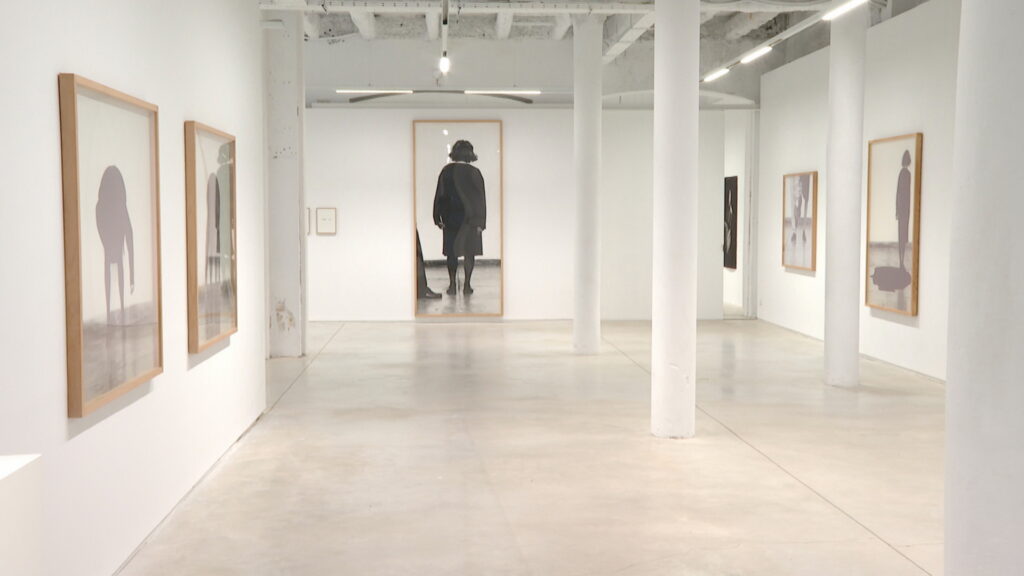 L'art autorepresentatiu d'Helena Almeida s'exposa a la galeria Prats Nogueras Blanchard | art contemporani, dibuix, exposicions