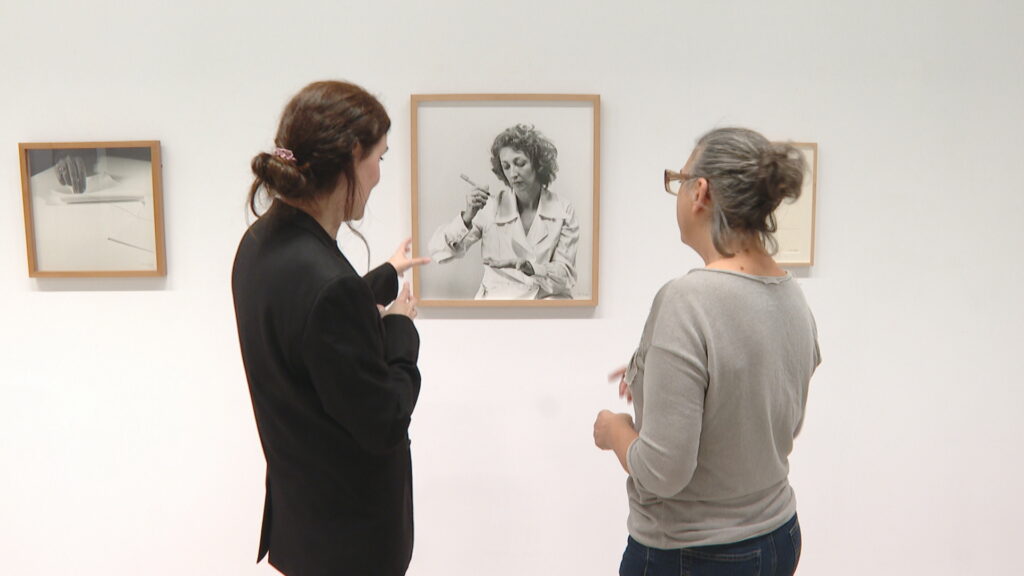 L'art autorepresentatiu d'Helena Almeida s'exposa a la galeria Prats Nogueras Blanchard | art contemporani, dibuix, exposicions