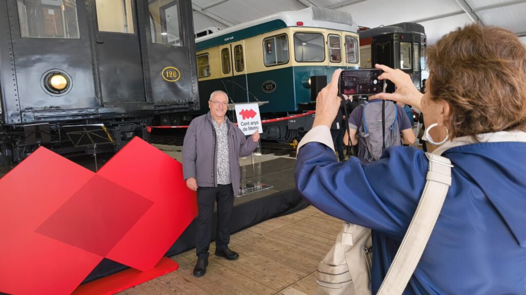 Comença a rodar l’exposició de metros centenaris de TMB a les Glòries | exposició, exposicions, metro, plaça de les Glòries Catalanes, TMB