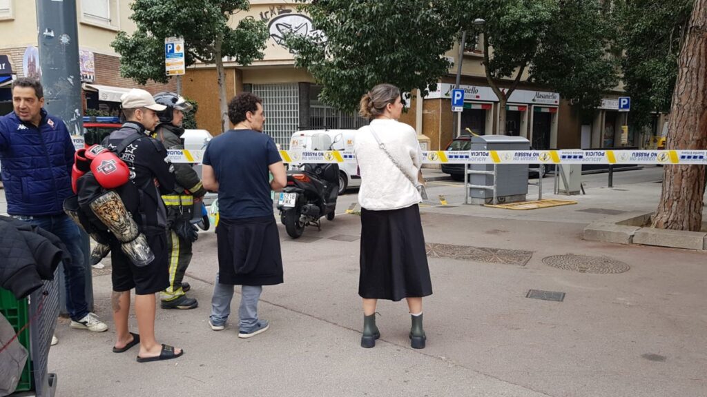 Una fuita de gas al carrer de Galileu obliga a confinar els veïns durant més de quatre hores | Bombers de Barcelona, gas