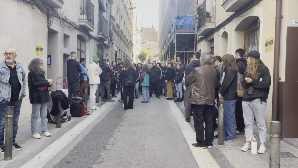 La pressió veïnal fa que s'ajorni el desnonament del Josep Beltran, veí del carrer de Burgos | Barris, desnonaments