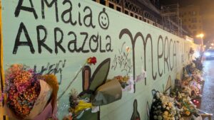 Veïns i familiars homenatgen Amaia Arrazola a l’Abaceria: “Continua viva en els seus murals”