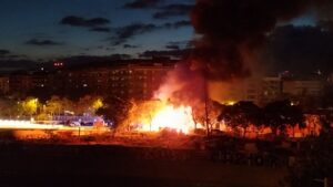 Dos ferits en un incendi a un assentament a Bac de Roda, a tocar de l’estació de la Sagrera