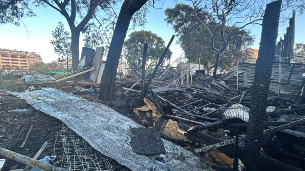 Dos ferits en un incendi a un assentament a Bac de Roda, a tocar de l'estació de la Sagrera | Bombers de Barcelona, Incendis