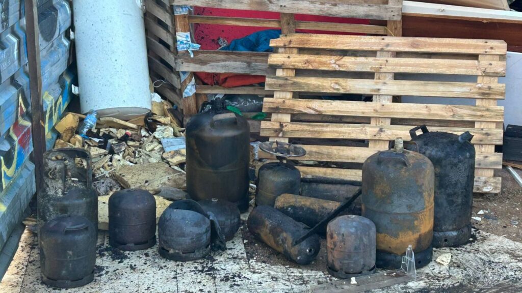 Dos ferits en un incendi a un assentament a Bac de Roda, a tocar de l'estació de la Sagrera | Bombers de Barcelona, Incendis