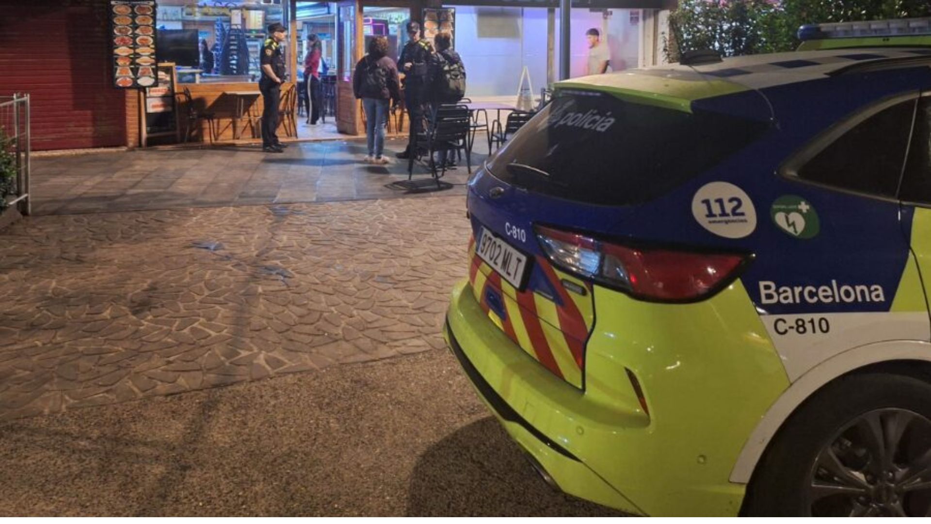 L'Ajuntament precinta dos locals als Jardins de la Mediterrània per higiene precària | Ajuntament de Barcelona, bars, incivisme, queixes veïnals, soroll