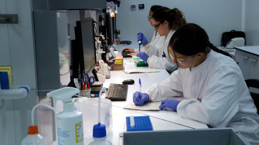 investigadores de la farmac&egrave;utica Hipra