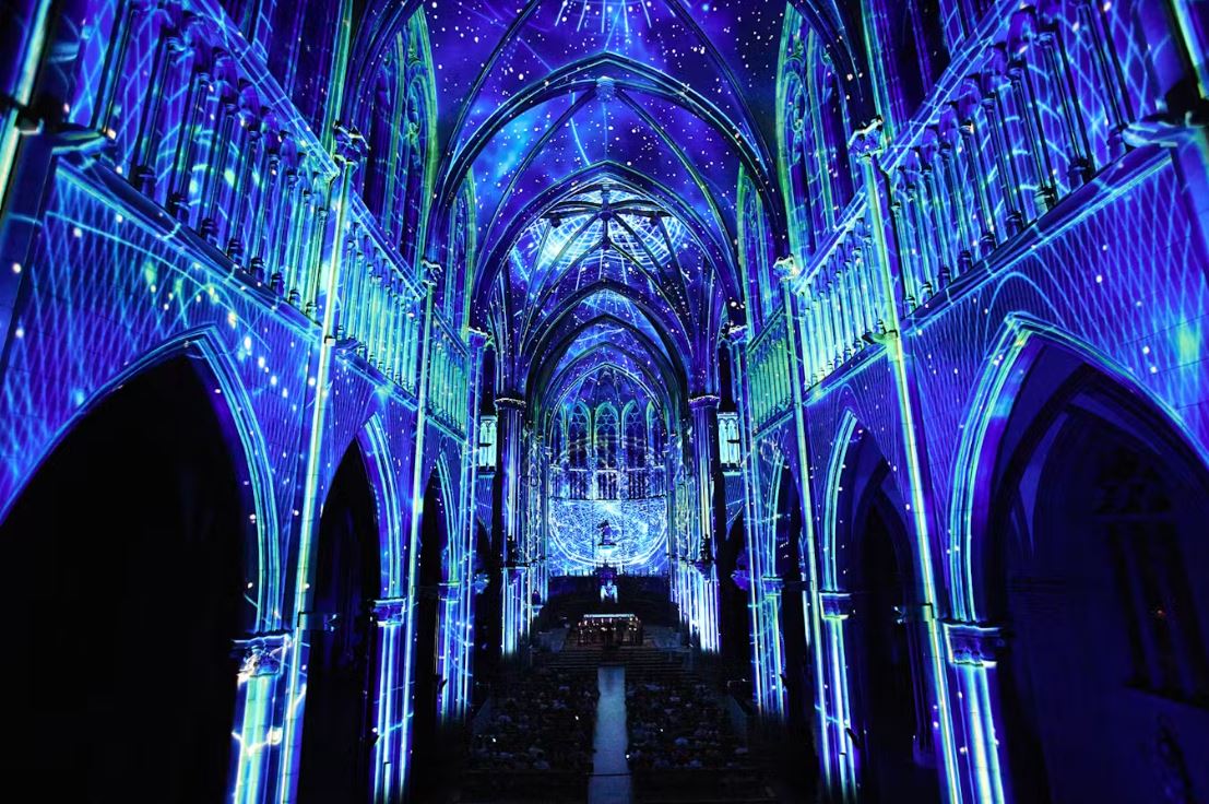 'Luminiscence' a Barcelona, una experiència immersiva il·lumina Santa Maria del Pi | agenda del cap de setmana, llum, música coral, noves tecnologies