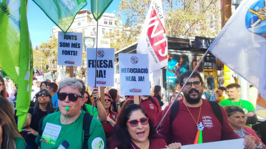 Milers de docents en una manifestació per demanar millores salarials i denunciar sobrecàrrega | Consorci d'Educació de Barcelona, Departament d'Educació, escoles, instituts, professorat, sindicats