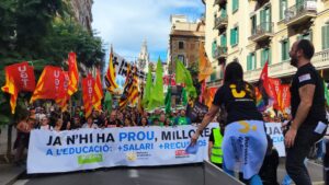 Milers de docents en una manifestació per demanar millores salarials i denunciar sobrecàrrega