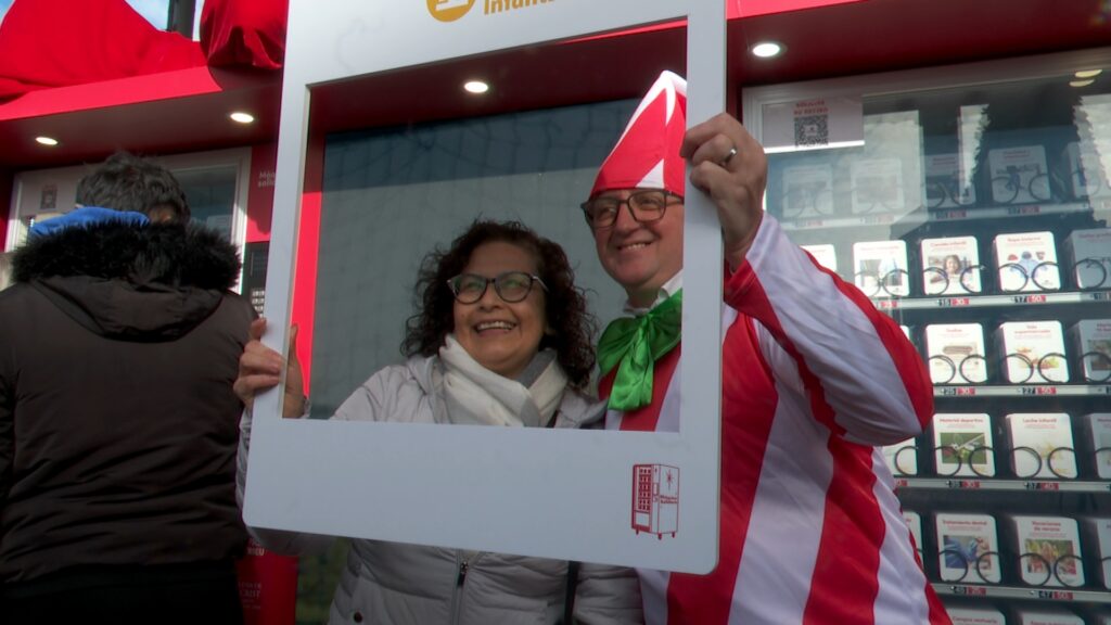S'estrenen les màquines solidàries per fer donacions, una temptació per als compradors compulsius | campanya de Nadal, Centre Comercial La Maquinista, entitats, Nadal, solidaritat, Taula d'Entitats del Tercer Sector Social