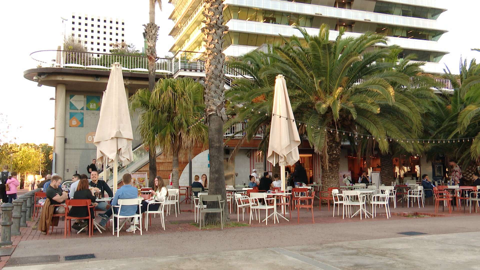 L'Ajuntament mediarà amb l'Estat per intentar evitar la desaparició de sis locals del Port Olímpic | Junts per Catalunya, Port Olímpic, PSC, restauració