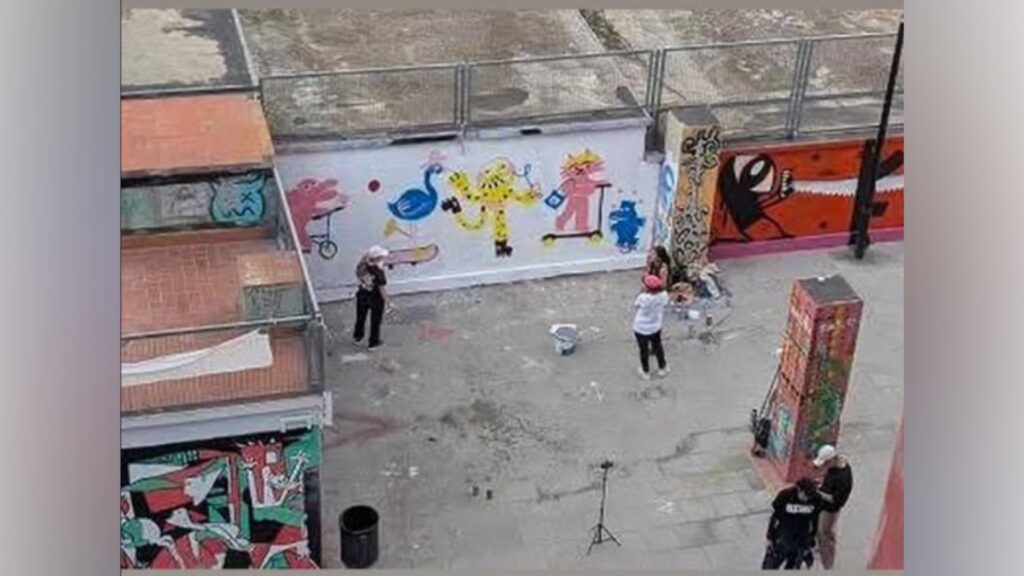 Esborren el mural dedicat a Rosalía en uns jardins de Gràcia | art urbà, grafits