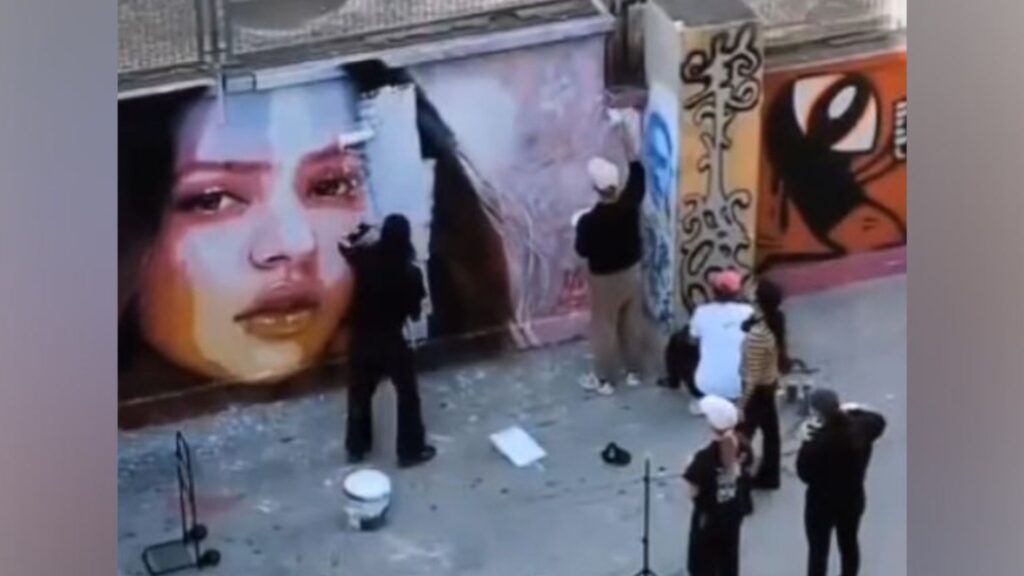 Esborren el mural dedicat a Rosalía en uns jardins de Gràcia | art urbà, grafits