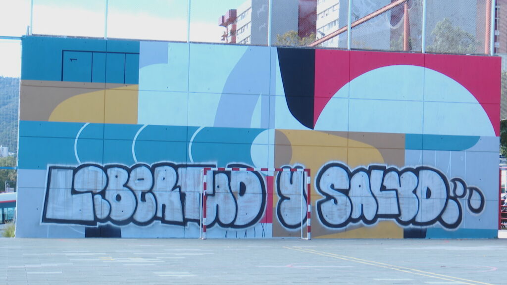 Torre Baró estrena escultura en record de Carme Vila, l'activista cultural del 47 | grafits, pintura