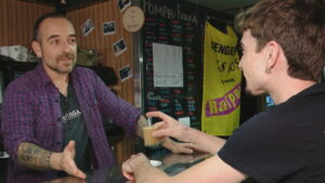 El veïnat de Sants es mobilitza per salvar La Nova Farga, un bar molt estimat al barri