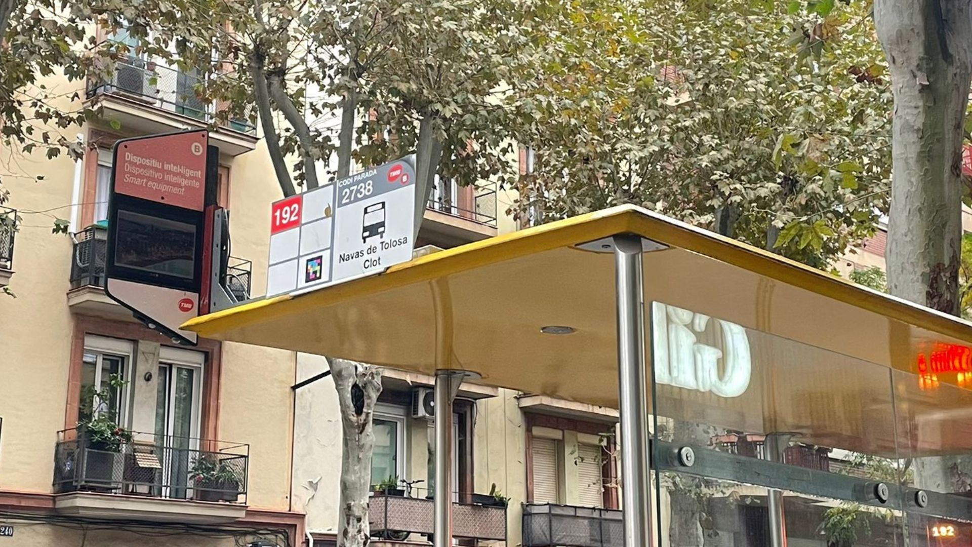Barcelona estrena 15 parades amb intel·ligència artificial per millorar el servei de bus | Intel·ligència Artificial, TMB