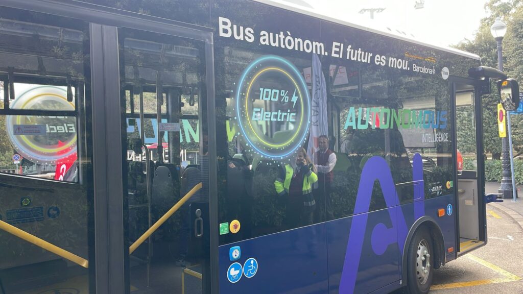 Treballadors de TMB protesten contra el bus autònom: "No serveix per a una ciutat com Barcelona" | autobús, CGT, protestes, sindicat, TMB