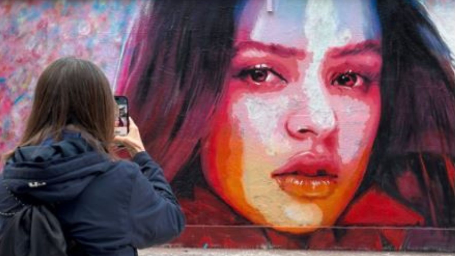 Esborren el mural dedicat a Rosalía en uns jardins de Gràcia | art urbà, grafits