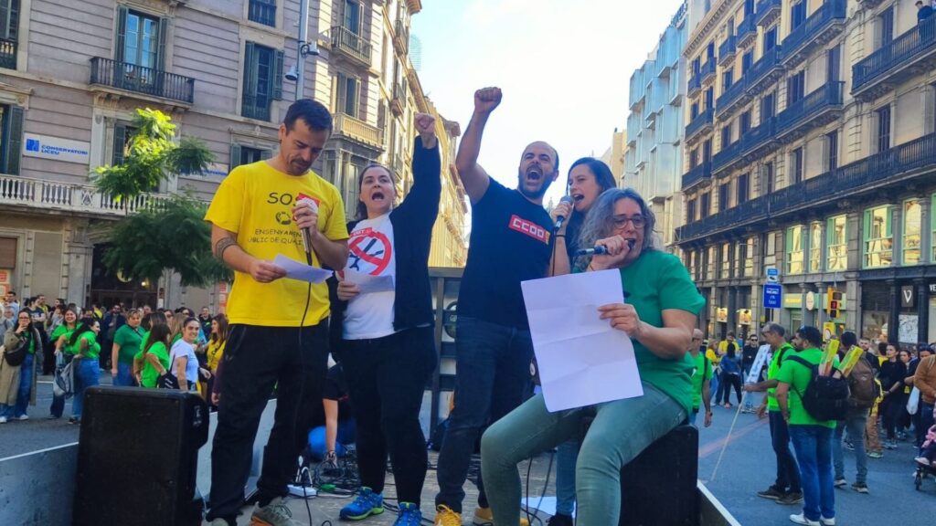Milers de docents en una manifestació per demanar millores salarials i denunciar sobrecàrrega | Consorci d'Educació de Barcelona, Departament d'Educació, escoles, instituts, professorat, sindicats
